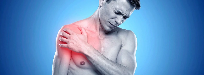 Physiotherapist treating frozen shoulder patient at Curis 360 – Jayanagar, Banashankari, Vasanthapura